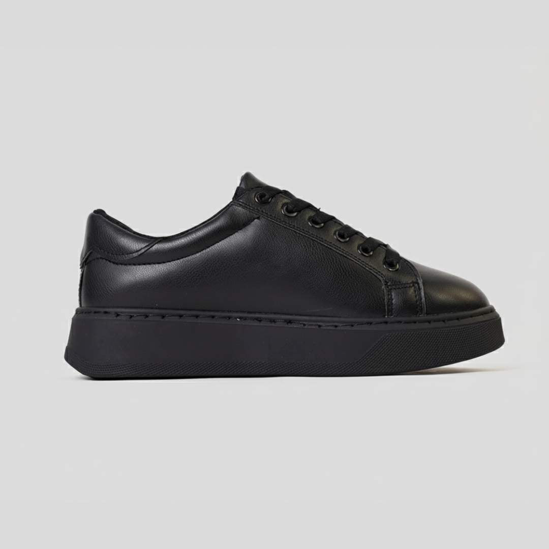 Essence Black Sneaker