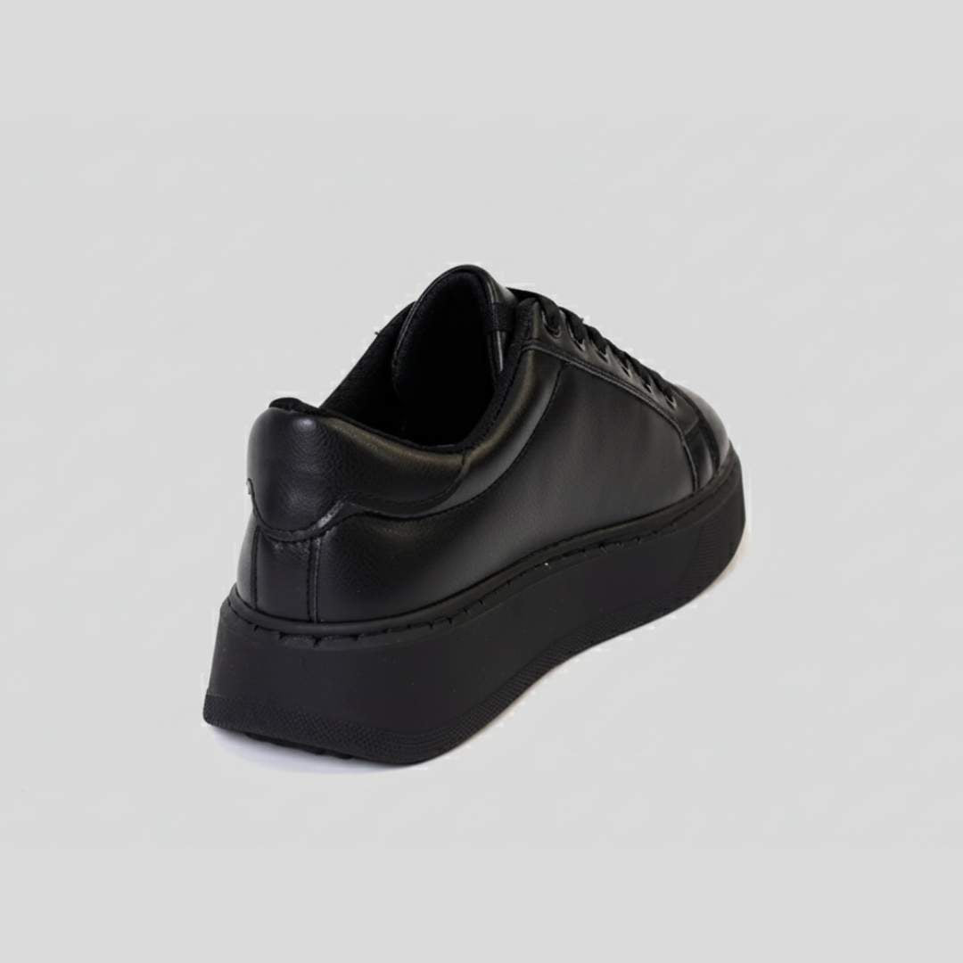 Essence Black Sneaker