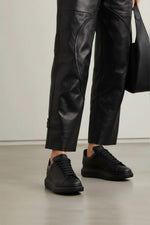 Essence Black Sneaker