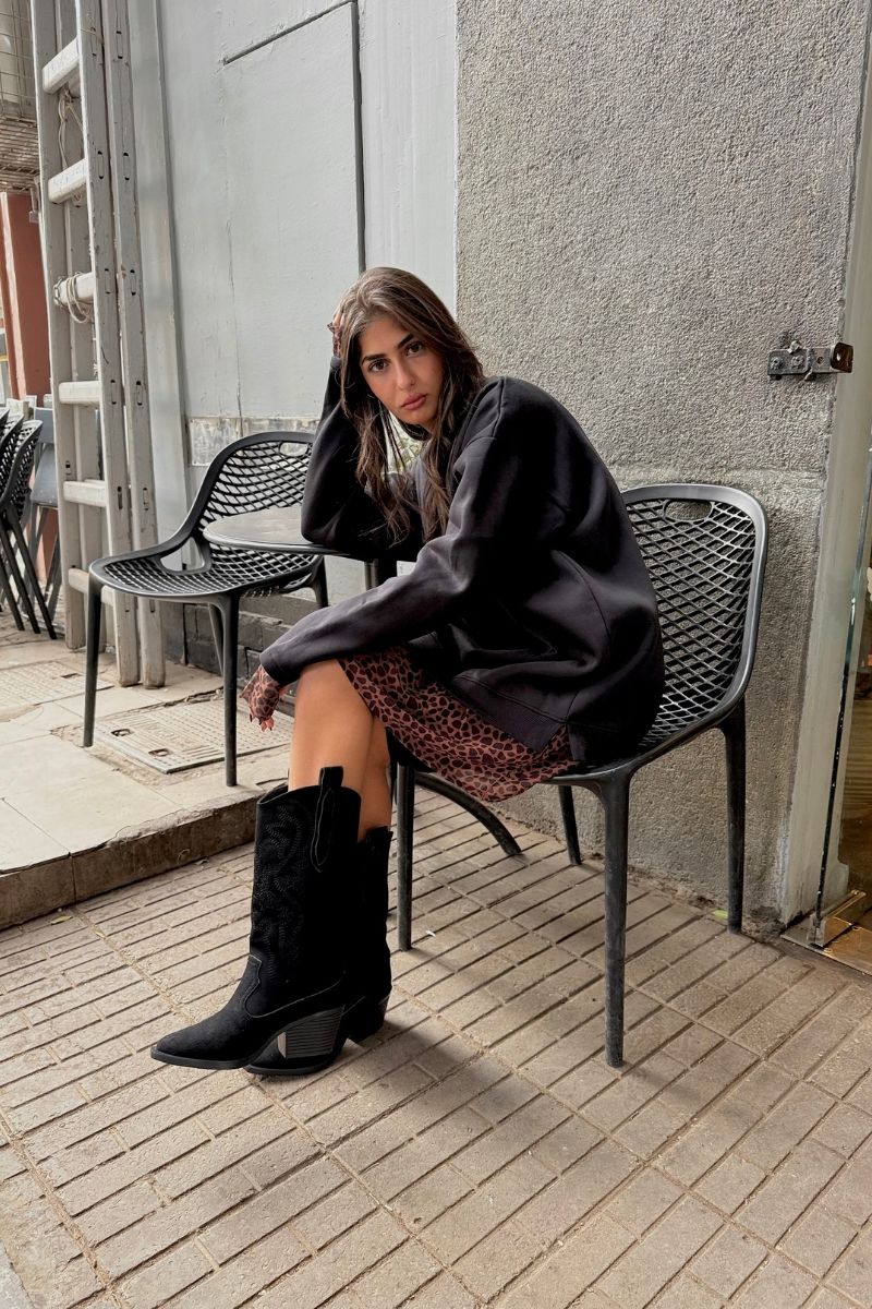 EMBROIDERED BLACK COWBOY BOOTS